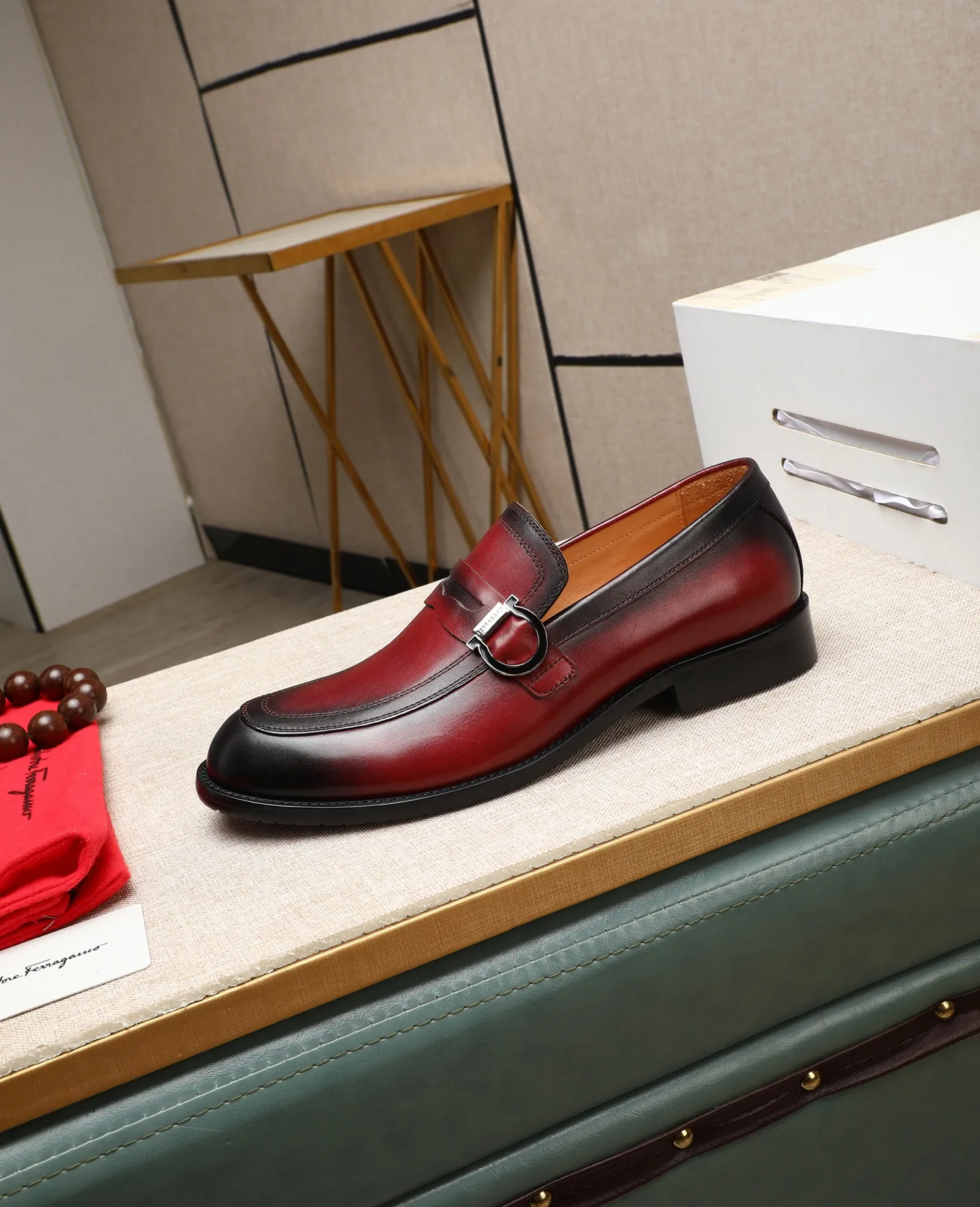 Men's shoes 💰560 📛📛(water-dyed cow lining) Salvatore Ferragamo high-end (Salvatore Ferragamo) is the world's top luxury footwear brand. It comes from the fashion kingdom of Italy. It is famous all over the world for its traditional handmade design and novel styles... 🚶🏻🚶🏻New suit shoes are available simultaneously at the counter. This model is made of pure handmade imported Italian calfskin fabric ➕soft water-dyed cowhide lining Original authentic outsole🌀🌀Size: 38➖44 (45 46 customized)